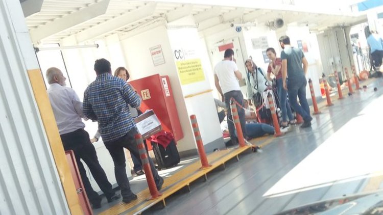 İstanbul&#039;da feribot kıyıya çarptı! Yaralılar var...