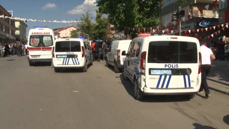 Direksiyon hakimiyetini kaybeden sürücü kaldırımdaki yayaların arasına daldı