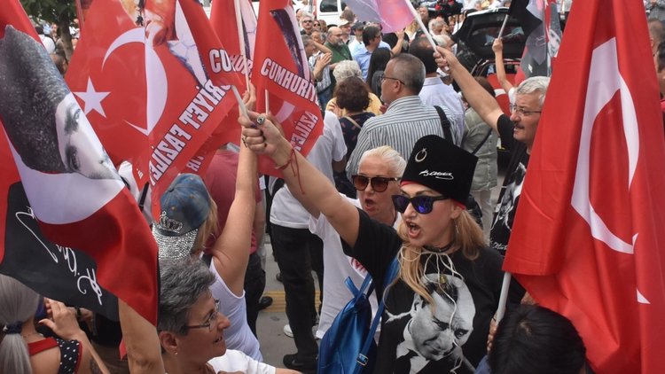 İzmir Atatürk Lisesi'ndeki 'İzmir Marşı krizi'