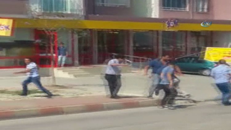 Dolmuşa bindirmeyen şoförü kovalayıp bıçakladı... O anlar kamerada