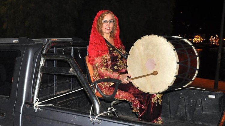 Datçalılar, kadın davulcuyla sahura kalkıyor