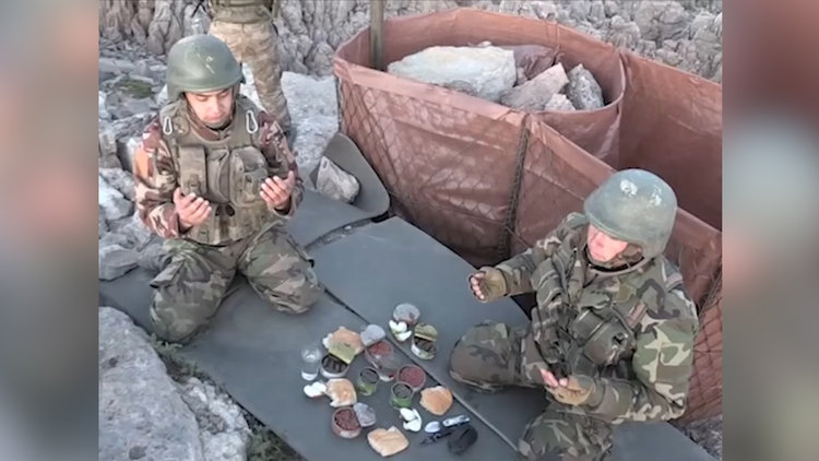 İlk iftarı sınırdaki Mehmetçik açtı