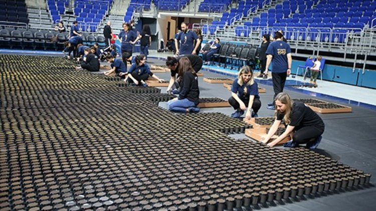 Fenerbahçe'den 60 bin renkli bardakla dev Atatürk portresi!