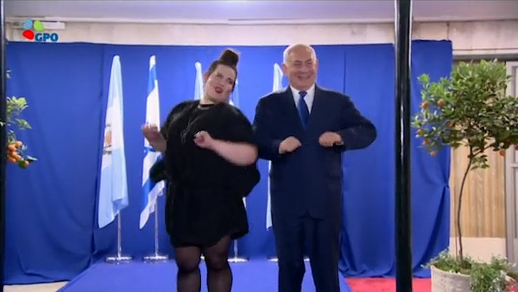 Dünya Gazze için yas tutarken, Netanyahu dans etti!