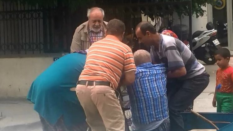 Felçli adama imza eziyeti