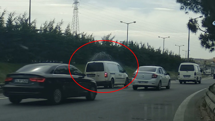 Bu kadar da olmaz! Otoyolda araba yıkadı 