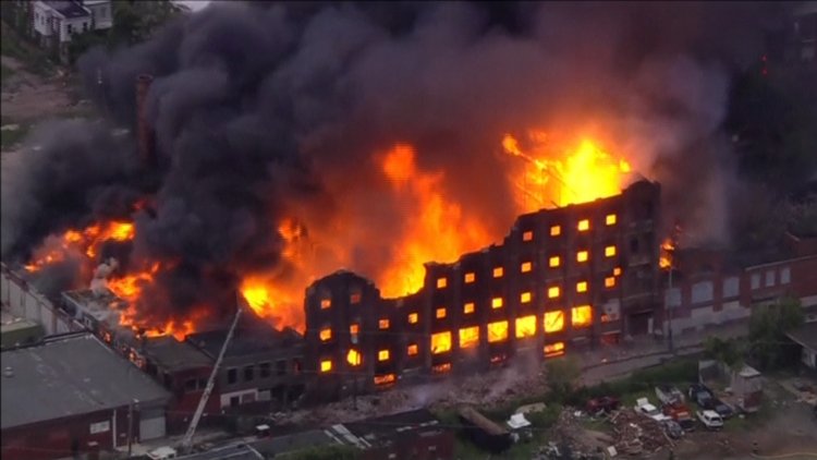 Cehennem gibi yangın! Alevler 4 katlı binayı yuttu
