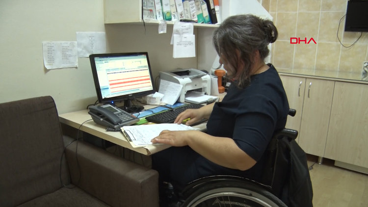 Jülide hemşire tekerlekli sandalyesi ile hastanede şifa dağıtıyor