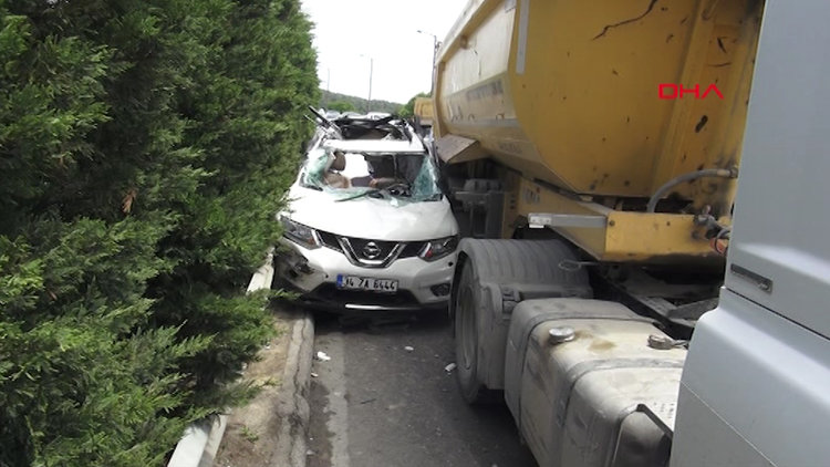 Hafriyat kamyonu otomobili bariyerlere sıkıştırdı