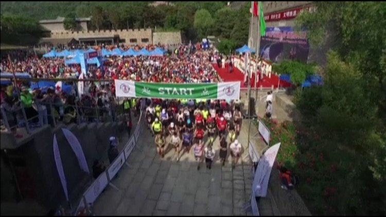 Çin Seddi'nde maraton heyecanı... 5 bin 164 basamak tırmandılar