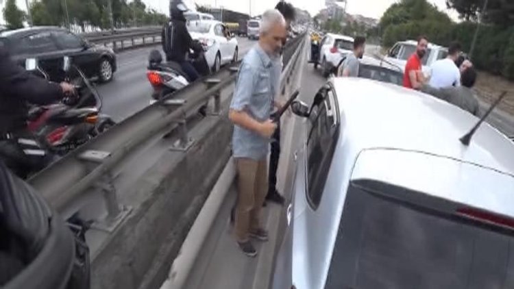 Yol ortasında sopalı kavga! O anlar kamerada