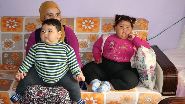 Biri 2.5 yaşında biri 9 aylık... Obez kardeşler yardım bekliyor!