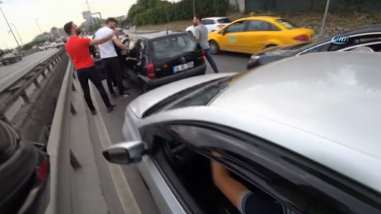 E-5 Karayolu'nda cop ve beyzbol sopalı kavga kamerada