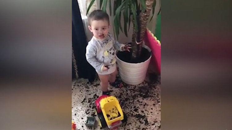 Çocuklarını evde yalnız bırakan annenin yaşadığı şok