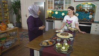 Pelin Karahan bugün; Eylem Çelik ile türlü çorbası, kuzu etli kapama ve fıstıklı kadayıf tatlısı yapımını gösterdi.