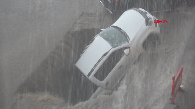 Erzurum'daki sel baskınında oluşan göçük otomobili böyle yuttu