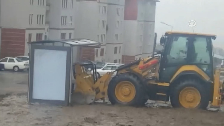 Selde otobüs durağında mahsur kalan çocuklar kepçeyle kurtarıldı