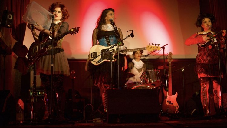 Meltem Arıkan ve Memet Ali Alabora kadına karşı şiddeti tiyatro sahnesine taşıdı