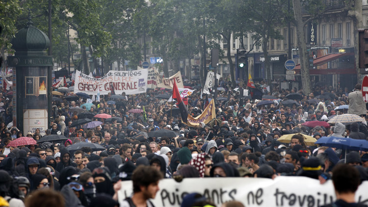Paris&#039;te hayat durdu! Fransız memurlar grevde
