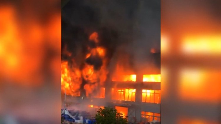 Çin'de tiner fabrikasında yangın! Alevler tüm binayı sardı