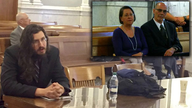 Evi terk etmiyor diye işsiz oğullarını mahkemeye verdiler!