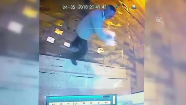 Bankaya kızdı, ATM'yi yaktı!