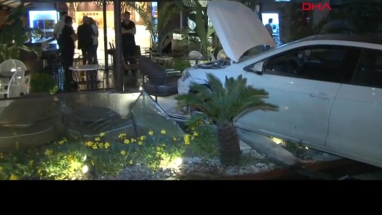 Kontrolden çıkan araç kafenin bahçesine girdi