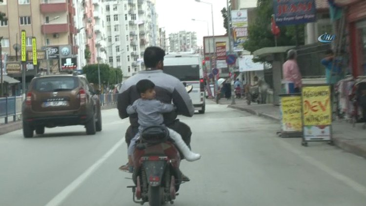 Suriyeli baba, bacağı kırık oğlunu böyle taşıdı
