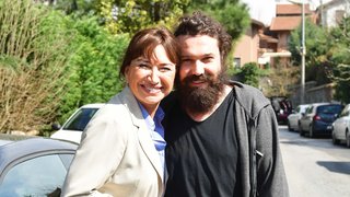 Ünlü şarkıcı Halil Sezai, kardeşinin bir kazaya karıştığı haberi ile apar topar evden fırlıyor!