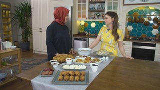 Pelin Karahan, Sibel Yazıcı ile Hünkar Çorbası, Piliç Topkapı, Elmalı Semizotu Salatası ve Örgü Tatlısı yapımını gösterdi. ...