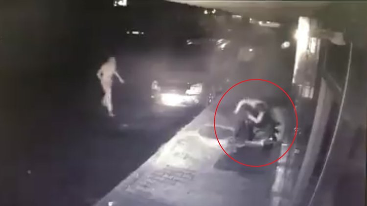 İstanbul&#039;un göbeğinde vahşet! Bıçakladılar, dövdüler, gasp ettiler