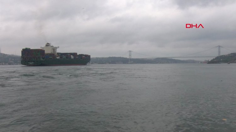 Dev kargo gemisi İstanbul Boğazı'ndan geçti