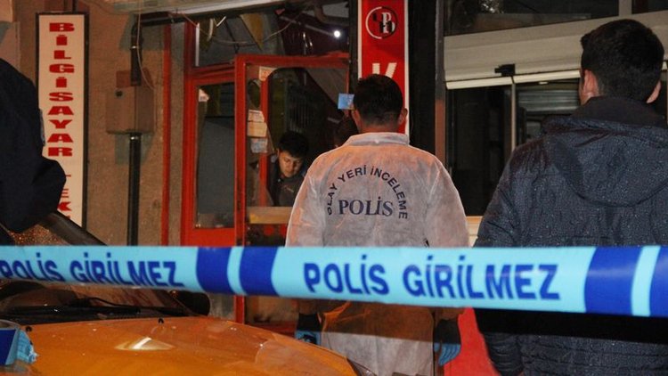 Anne-babasını öldürüp intihar etti!