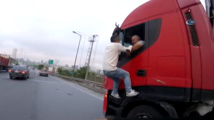 TEM Otoyolu'nda film sahnelerine aratmayan trafik kavgası kamerada
