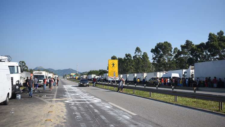 Brezilya&#039;da grevdeki kamyon şoförleri istediğini aldı... Motorin krizi çözüldü!