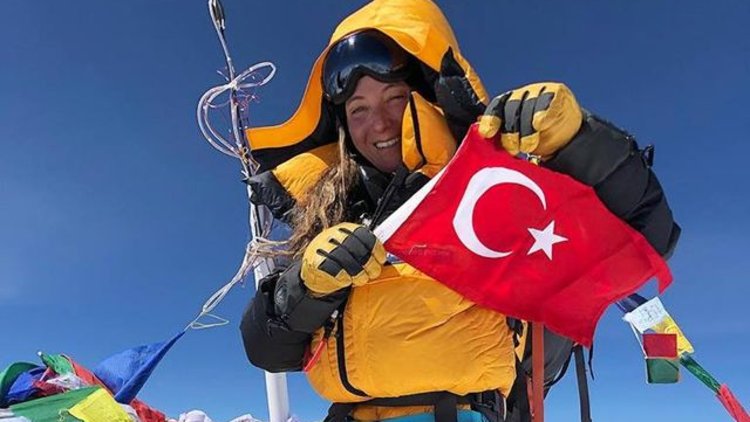 Everest'in zirvesinde bir Türk! Hem akademisyen hem dağcı...