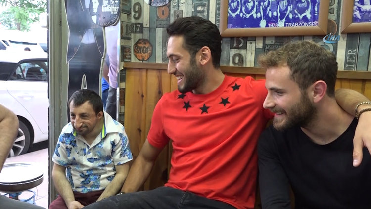 Hakan Çalhanoğlu iftarını 'Köksal Baba'yla yaptı