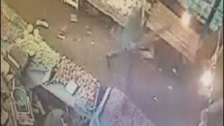 Semt pazarında tezgah yeri kavgası: 5 yaralı