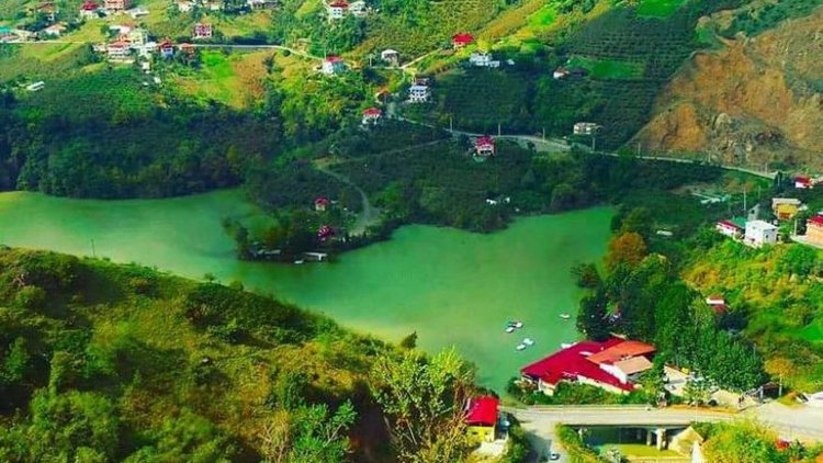 Beton duvarı yıkılan Sera Gölü kıyısı yeşilleniyor