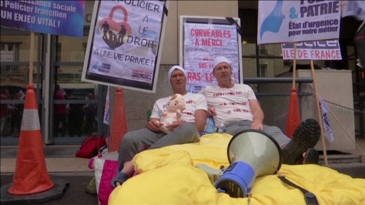 Fransa'da polislerden pijamalı protesto