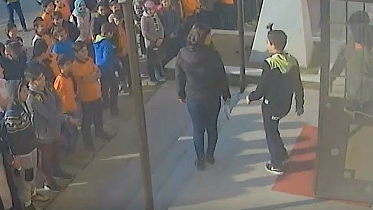 Erkek öğrencinin saçına toka takıp teşhir etmişti! O görüntüler ortaya çıktı