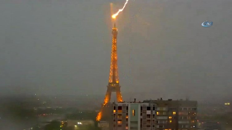 Eyfel Kulesi'ne yıldırım düştü, şehri aydınlattı