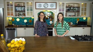 Pelin Karahan, Belgin Toraman ile taze bezelyeli enginar çorbası, reyhan şerbeti, patlıcan fırın ve gül şerbetli su muhallebisi yapımını gösterdi. ...