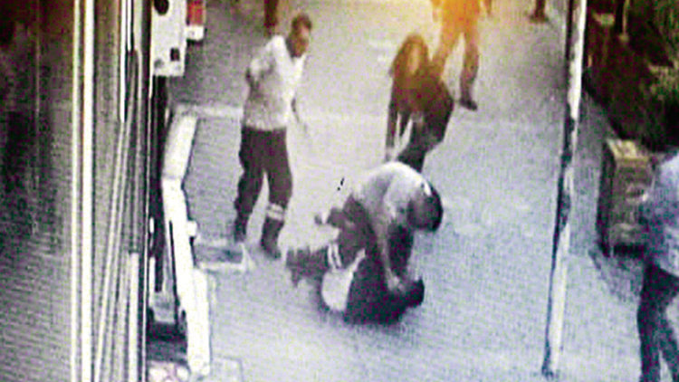 Dayakçı kocaya uçarak kafa attı
