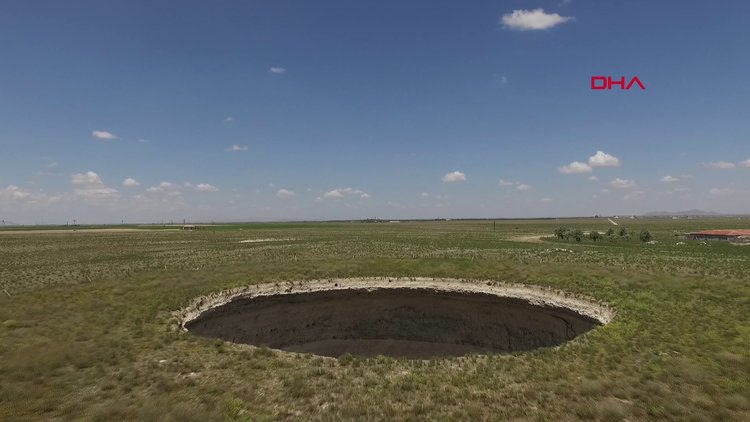 Obruk, evleri tehdit ediyor