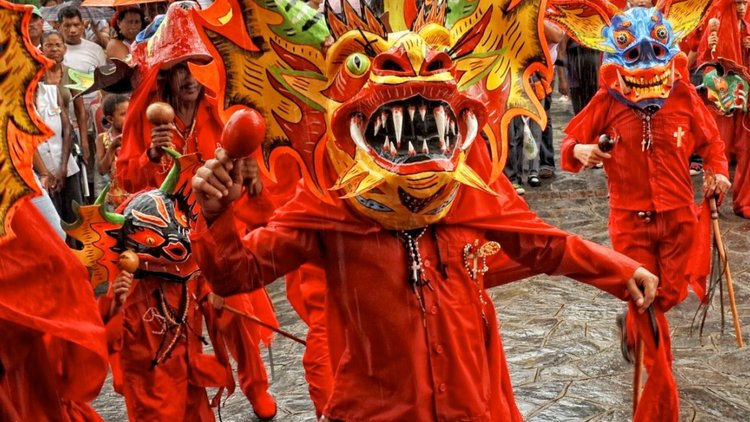 Venezuela&#039;da &#039;dans eden şeytanlar&#039; sokağa indi