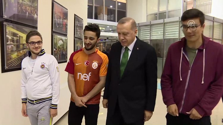 Cumhurbaşkanı Erdoğan'dan sahurda öğrenci yurduna sürpriz ziyaret