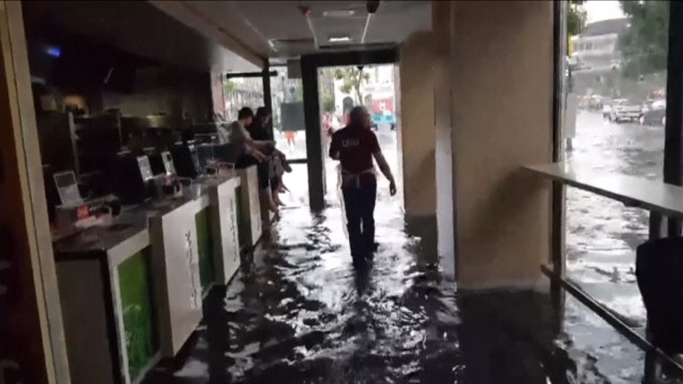 Belçika sele teslim... Yollar göle döndü, dükkanları su bastı