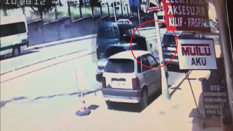 Aracını tamir ederken ölüyordu! Feci kaza kamerada...