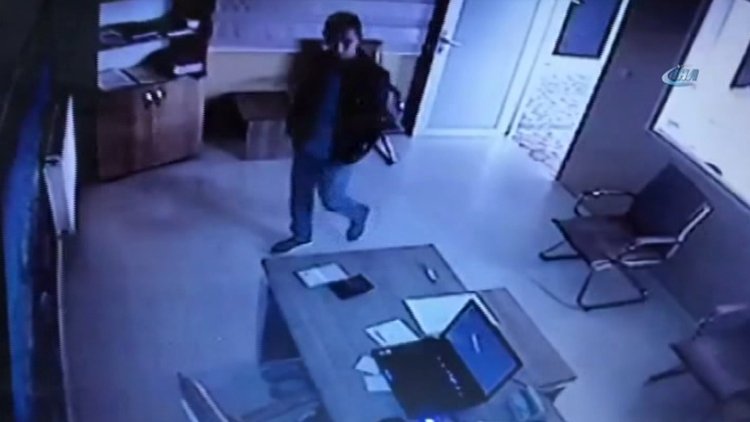 Elleri cebinde otomobil bayisine girdi, 21 bin lira çaldı! O anlar kamerada...